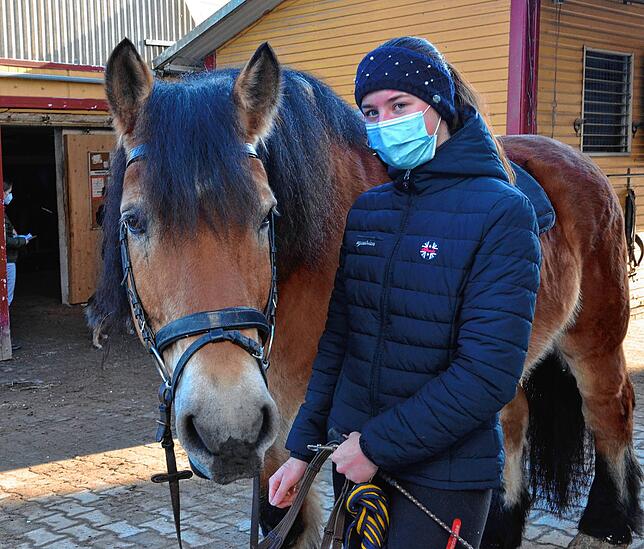Natalie Zweifel mit dem wiedergenesenen Therapiepferd Hanno. Das Foto entstand während der Corona-Pandemie, im Februar 2021. (Archivbild)
