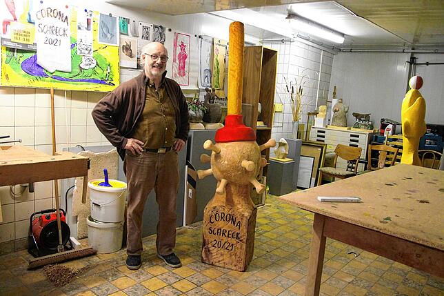 Künstler Christian Pflanzl mit seiner Karrikatur Corona-Schreck 20/21 in seinem Atelier, der ehemaligen Backstube.