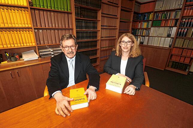 Hans-Peter Wetzel ist Fachanwalt für Erbrecht. Hier ist er mit seiner Kollegin Stefanie Straub zu sehen.