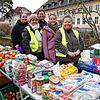 Vereinsmitglieder und Helfer verteilen jeden Samstag Essen auf dem Bahnhofsplatz. Bild: Michael Gottstein