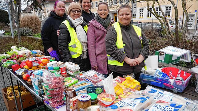 Vereinsmitglieder und Helfer verteilen jeden Samstag Essen auf dem Bahnhofsplatz. Bild: Michael Gottstein