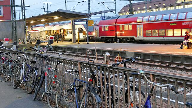 Das Geländer am Singener Bahnhof dient vielen Radlern derzeit als provisorischer Fahrrad-Stellplatz. Bilder: Sandra Bossenmaier