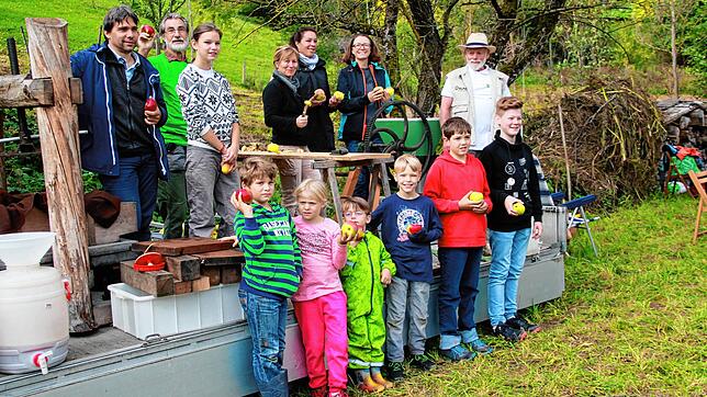 Das Bild zeigt BUND-Mitglieder beim Familien-Apfelfest im Liederbachbiotop. Das Häckseln des Astschnittes wird bisher mit einem ...