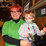 Corinna Beier von der Schalmeienkapelle aus Unlingen genoss mit Tochter Matilda das Fest in Illmensee.