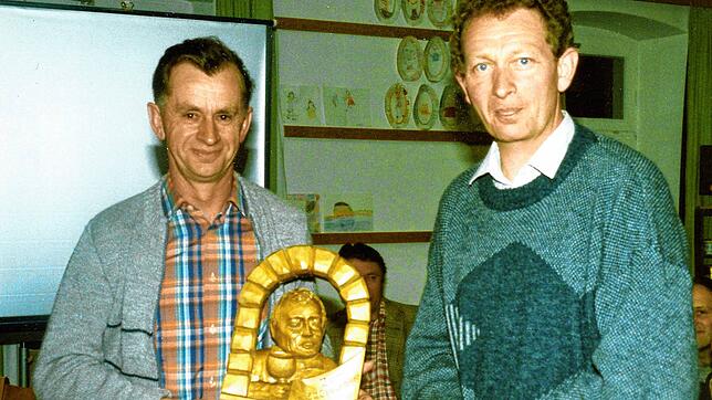 Ein Präsent zum 50. Geburtstag 1986: Meinrad Fritschi (links) mit dem damaligen MGV-Vorsitzenden Georg Wild. Inzwischen hält Meinrad ...