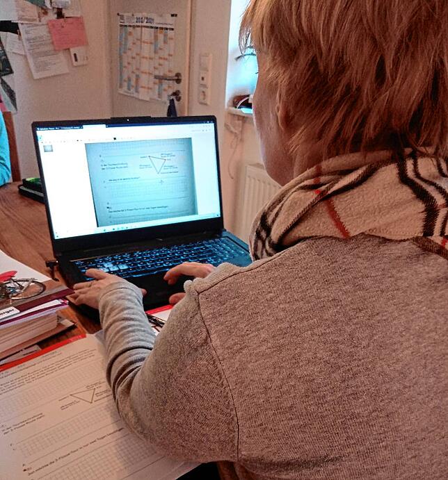 Bei der Arbeit mit Materialien für den Matheunterricht.