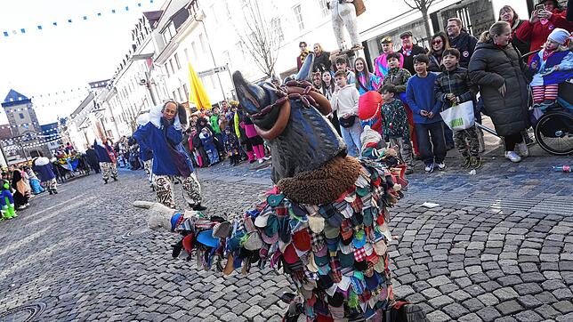Bild : Villinger Fasnet-Umzug: Narren feiern bei strahlendem Sonnenschein – Die besten Bilder!