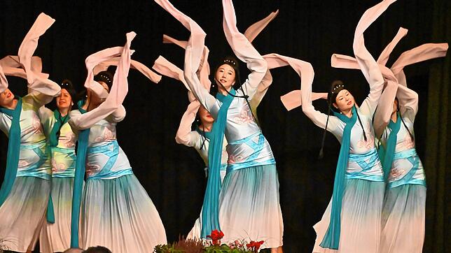Die Deutsch-Chinesische Gesellschaft Bodensee tanzt beim Interkulturellen Tag im Bürgerhaus Adler Post in Stockach in Original-Kostümen ...
