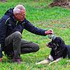 Spielen, toben oder einfach gemütlich auf der Wiese liegen – die Hundewiese ist eröffnet. Mit dabei: Mailo mit seinem Herrchen Wolfgang ...