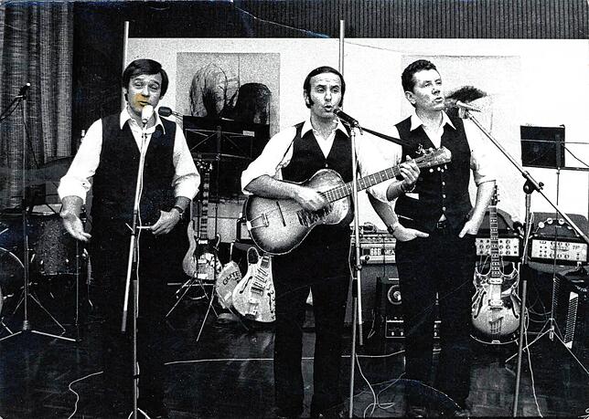 Diese Aufnahme zeigt die Spittelsänger im Jahr 1968 bei einem Auftritt mit (von links) Hans Messmer, Benne Sauter und Schanko Ummenhofer.