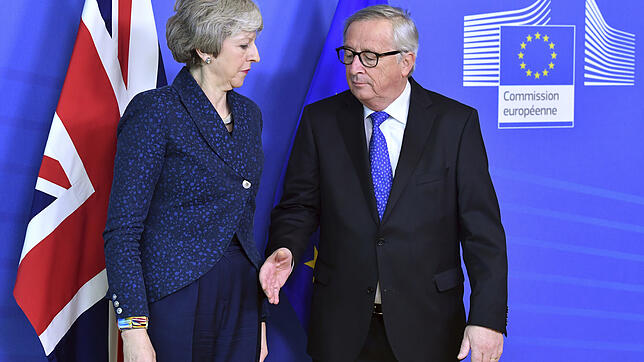 Jean-Claude Juncker (r), Präsident der Europäischen Kommission, empfängt Theresa May, Premierministerin von Großbritannien am Hauptsitz ...