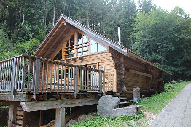 Das 2010 gebaute Blockhaus &bdquo;Flößerhaus&ldquo; liegt idyllisch am Ortsrand von Schenkenzell. Fast jedes Wochenende ist die Hütte ...