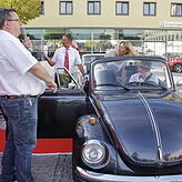 &bdquo;Bitte einsteigen&ldquo; hieß es an den Haltestellen des rollenden Museums auch beim VW Käfer-Kabriolett. Andreas Sinnhuber (links ...