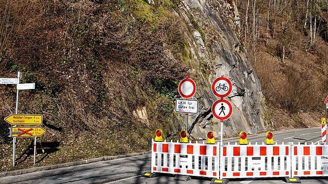 Die Verkehrszeichen weisen eindrücklich darauf hin, dass das Schlüchttal für sämtliche Verkehrsteilnehmer gesperrt ist. Und doch halten ...