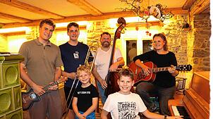 Der Bachheimer Familie Reichhart liegt die Musik im Blut. Von linkes: Noah, David, Papa Timo, Mutter Daniela und vorne: Johannes und Markus.