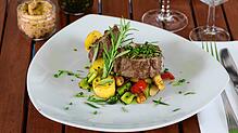 Sein gefülltes Rinderfilet vom Grill serviert Michael Noll am liebsten mit Saisongemüse.