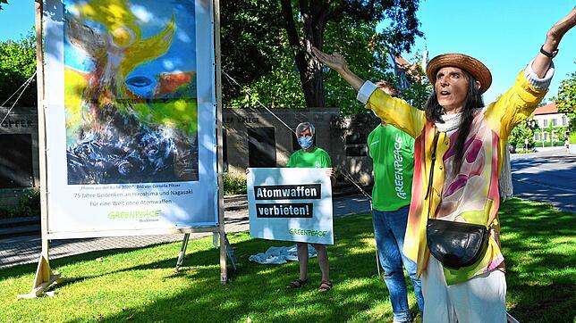 Die Künstlerin Cornelia Pfitzer (rechts) hat jetzt zusammen mit Greenpeace Bodensee ein Friedenszeichen am Luisenplatz gesetzt.