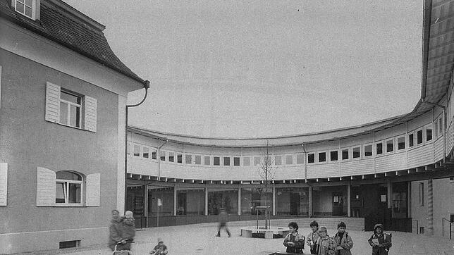 Als der Brunnen noch plätscherte: der neue Rathaus-Rundbau im Einweihungsjahr 1991.