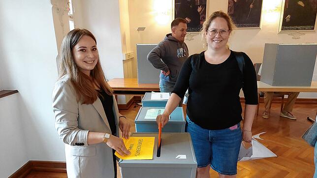Die Wahlbeteiligung war in der Gemeinde Reichenau höher als 2019. Hier wirft Marie-Christin Zieten ihren Wahlbrief ein, links ...