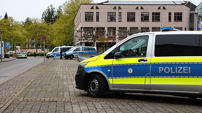 Am Archäologischen Landesmuseum läuft am Freitagmorgen vor dem Besuch des Ministerpräsidenten ein Großeinsatz.