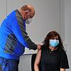 Betriebsarzt Michael Walter impft eine Mitarbeiterin von Frei Lacke. Bild: Oliver Zanner