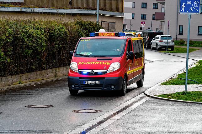 Die Feuerwehr ist in den betroffenen Gebieten rund um die Uhr mit Lautsprecher-Fahrzeugen im Einsatz, um die Bevölkerung über die ...