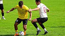 Doppeltorschütze Nicolas Grieger (FC Öhningen, links) im Zweikampf mit Lorenz Möhrle (SV Deggenhausertal).