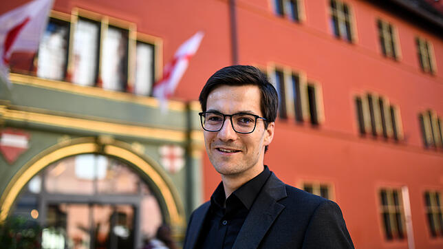 Martin Horn vor dem Freiburger Rathaus: Der OB hat nach Anfeindungen seinen Twitter-Account abgeschaltet. Bild: dpa