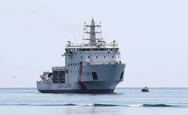 Das Foto zeigt das Schiff «Diciotti» der italienischen Küstenwache. 177 Migranten durften das Rettungsschiff nicht verlassen - im Fall ...