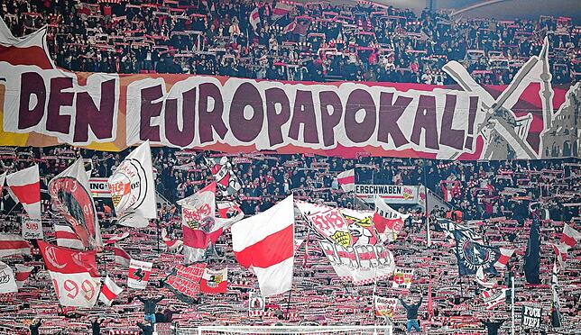 Fans des VfB Stuttgart unterstützen ihre Mannschaft.