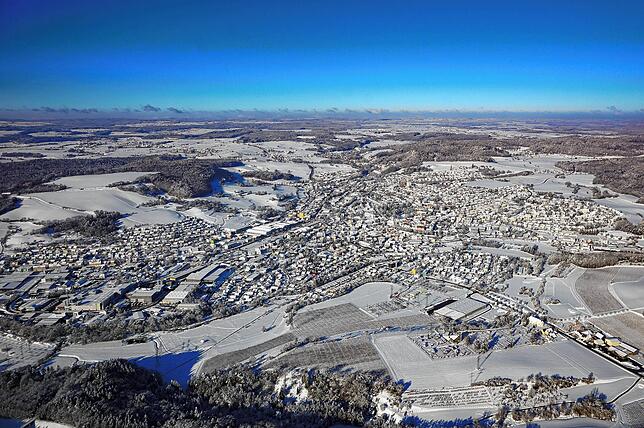 Stockach und sein Umland aus der Luft im weißen Winterkleid gesehen.