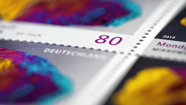 Kaufen, ausreißen, aufkleben &ndash; Briefmarken sind manchem lästig. Bald soll es nun Abhilfe geben. Die bunten Märkchen sollen durch ...