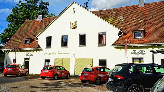 Am Haus der Vereine in Ühlingen zwischen dem Rathaus und der Kirche muss das Dach saniert werden, das sich in einem schlechten Zustand ...