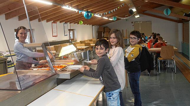 Kinder in der Mensa der Grundschule. Ab 2026 gilt ein gesetzlicher Anspruch auf Ganztagesbetreuung.