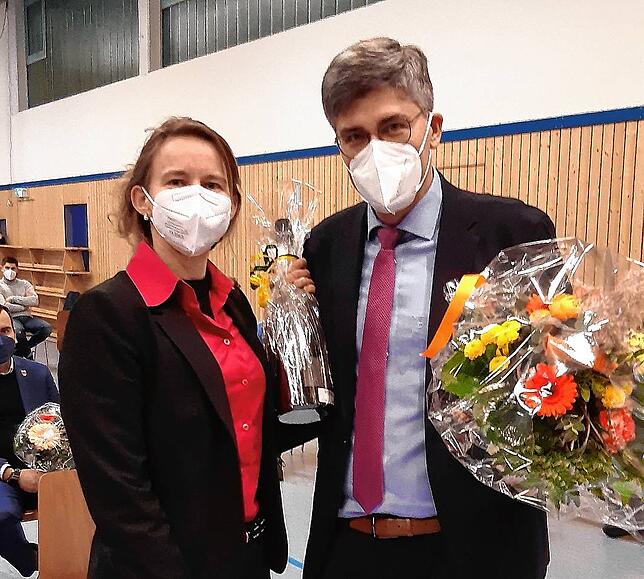 Mit Sekt: Landrat Martin Kistler hatte für Marion Frei Blumen mit dabei und für ihren Ehemann Bernd Frei eine Flasche Sekt.