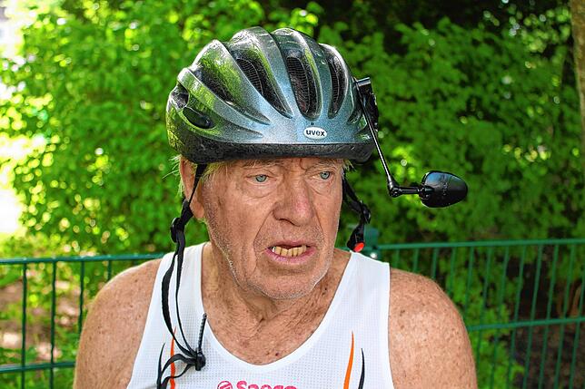 Eigenkreation: Am Fahrradhelm hat sich Martin Krauss einen kleinen Spiegel montiert, mit einen ganz kurzen Schraube, um die ...