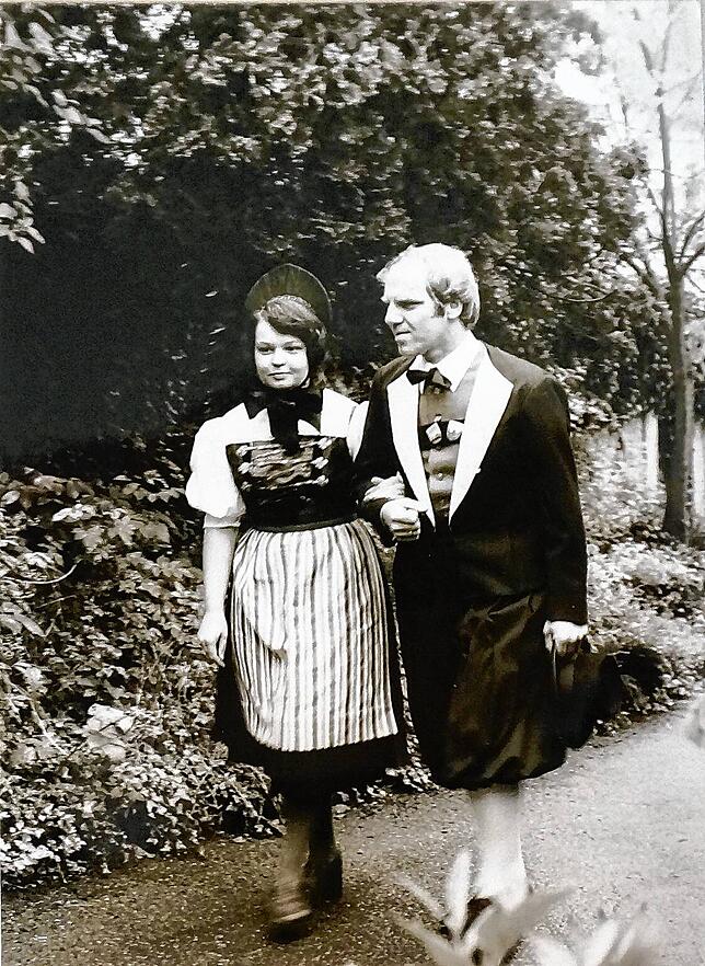 Rita Maximilian und ihr Bruder Hubert Baumgartner in der Klettgau-Tracht in jungen Jahren. Bild: Privat/Baumgartner
