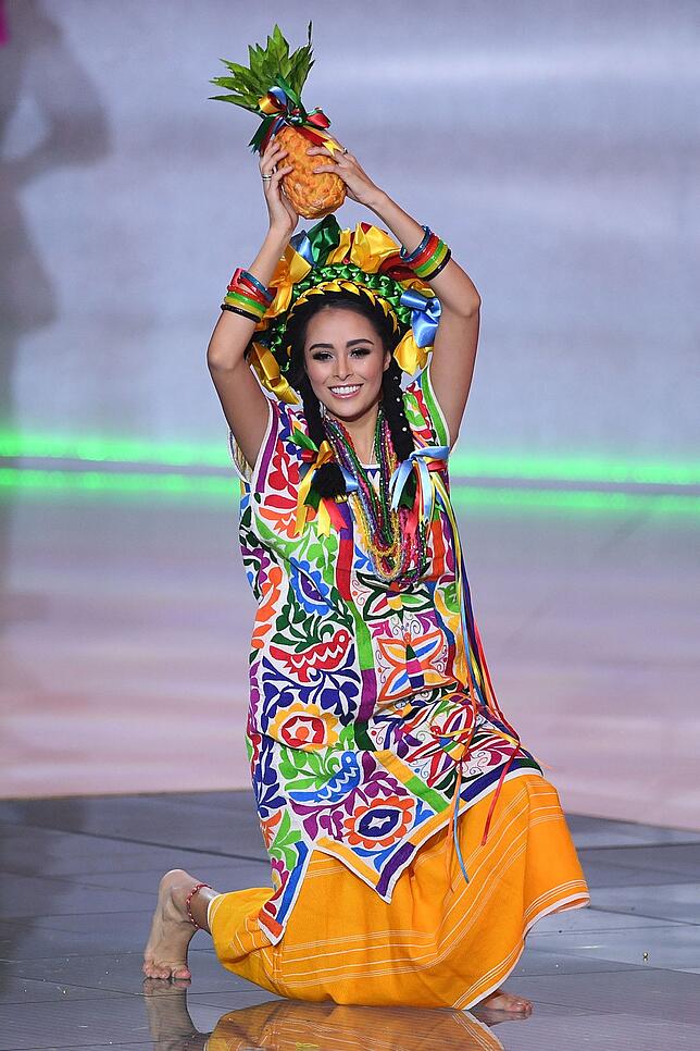 Ashley Alvidrez, amtierende Miss Mexico, auf der Bühne
