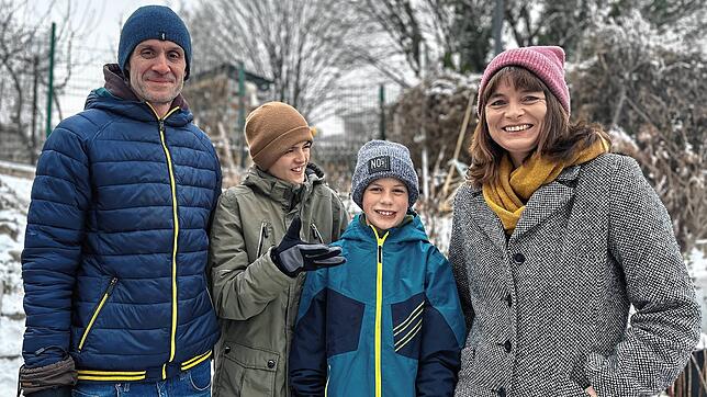 Die Brüder Lukas (Zweiter von rechts) und Simon kämpfen mit sehr unterschiedlichen Diagnosen. Ein normales Familienleben sei da kaum ...