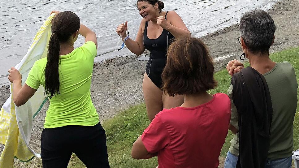 Eva hat es geschafft. "Ich bin echt fertig" gesteht sie und lässt sich ein Handtuch geben.