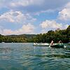 Mit gemütlichen Paddelstößen bewegen wir uns in den Schlauchbooten über den Rhein. Bilder: Sira Huwiler