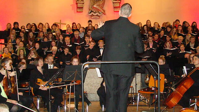 Berückend schöne Lieder bildeten das Programm beim Weihnachtskonzert des Nellenburg-Gymnasiums. Über 230 Instrumentalisten und Choristen ...