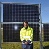 Projektleiter Daniel Kögler vor einem bifacialen, senkrecht aufgeständerten Solarmodul der Firma Next2Sun der Photovoltaikanlage , die ...