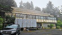 Nebelschwaden umwabern den verlassenen Komplex des Waldhotels, der nur einen Teil des gewaltigen Baukörpers darstellt.