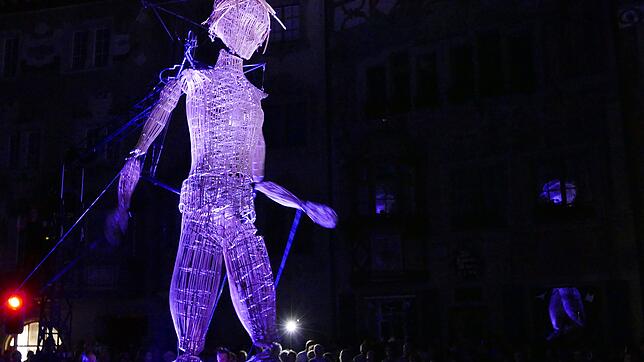 Die Riesin Vénus wandert durch Stein am Rhein. Grund ist die Eröffnung des nordArt-Theaterfestivals.