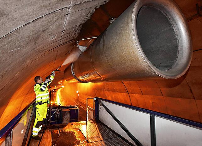 Mit einem Dampfstrahler rückt Adam Duck den großen Belüftungs-Ventilatoren unter der Tunneldecke auf die Pelle.