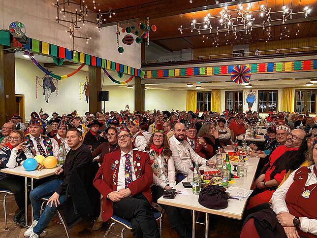 Bild 6: Bilder vom zweiten Teil des Dreckkübelgschwätz und vom Fasnetsverbrennen