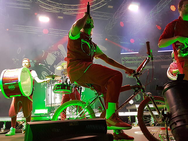 Mit dem BMX-Fahrrad auf die Bühne: Die zehnköpfige Brass-Band Moop Mama um Rapper Keno Langbein beim Campus Festival.