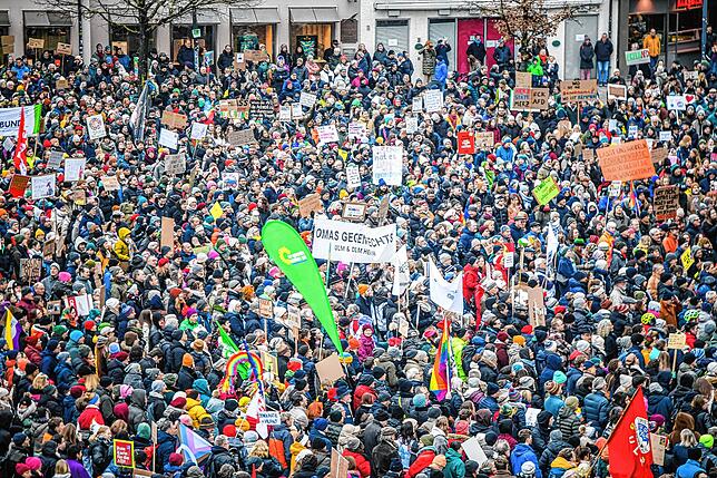Zahlreiche Teilnehmer kamen bei der Kundgebung „Nie wieder ist jetzt. Gemeinsam für unsere Demokratie“ in Ulm zusammen