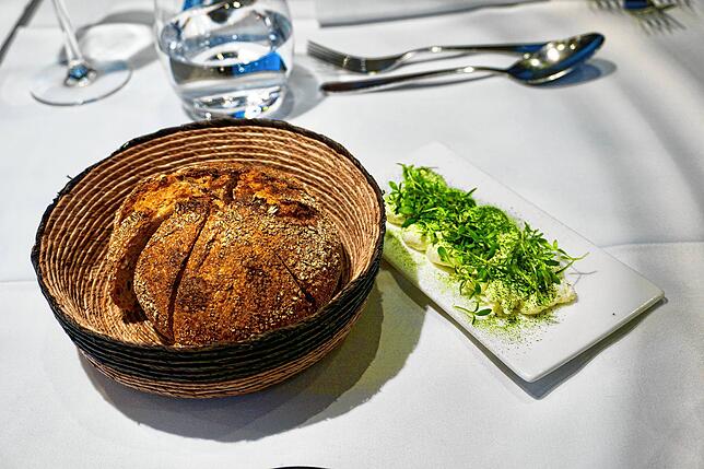 Vorspeise: Noch warmes Sauerteigbrot von der Friedrichshafener Bäckerei Kloos mit Sura Kees, also Sauerkäse aus dem Montafon mit ...